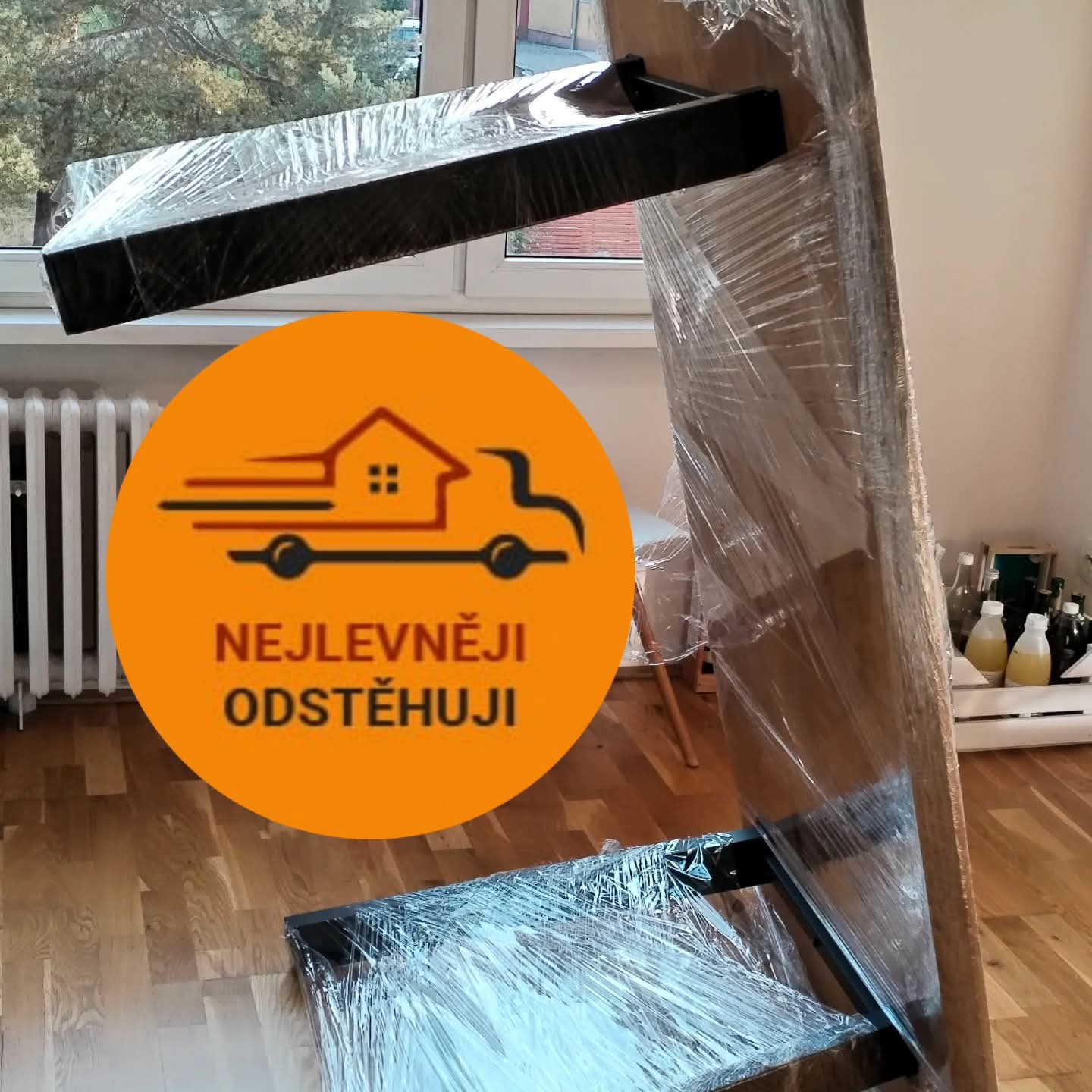Profesionálně zabalený nábytek do stretch fólie a dek