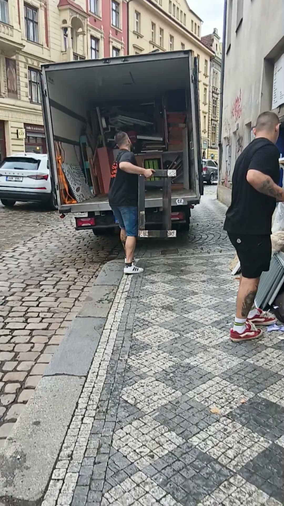 Náhled videa – vyklízení odpadu ze společných prostor bytového domu