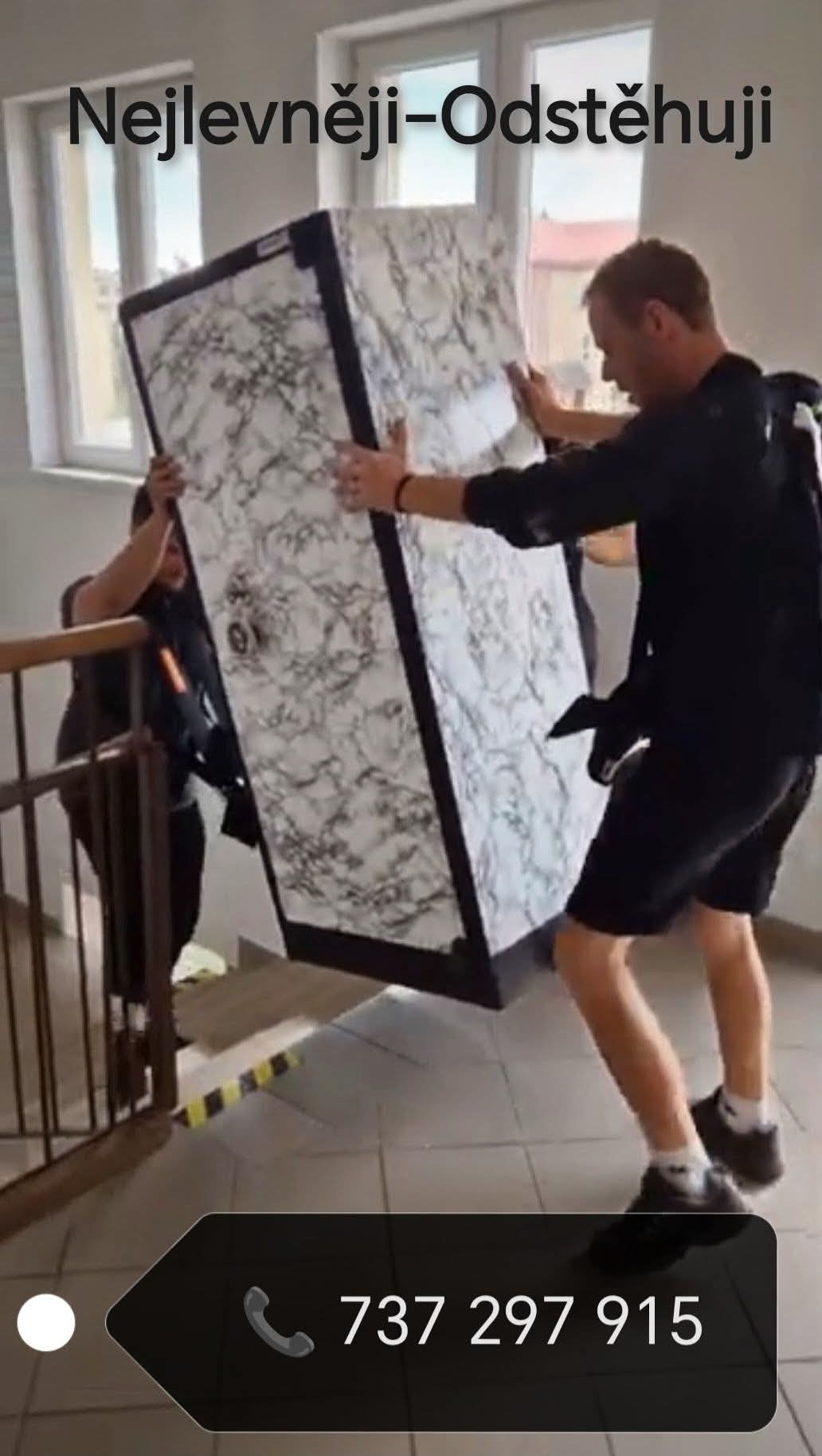 Přenášení těžkého břemene po mramorových schodech