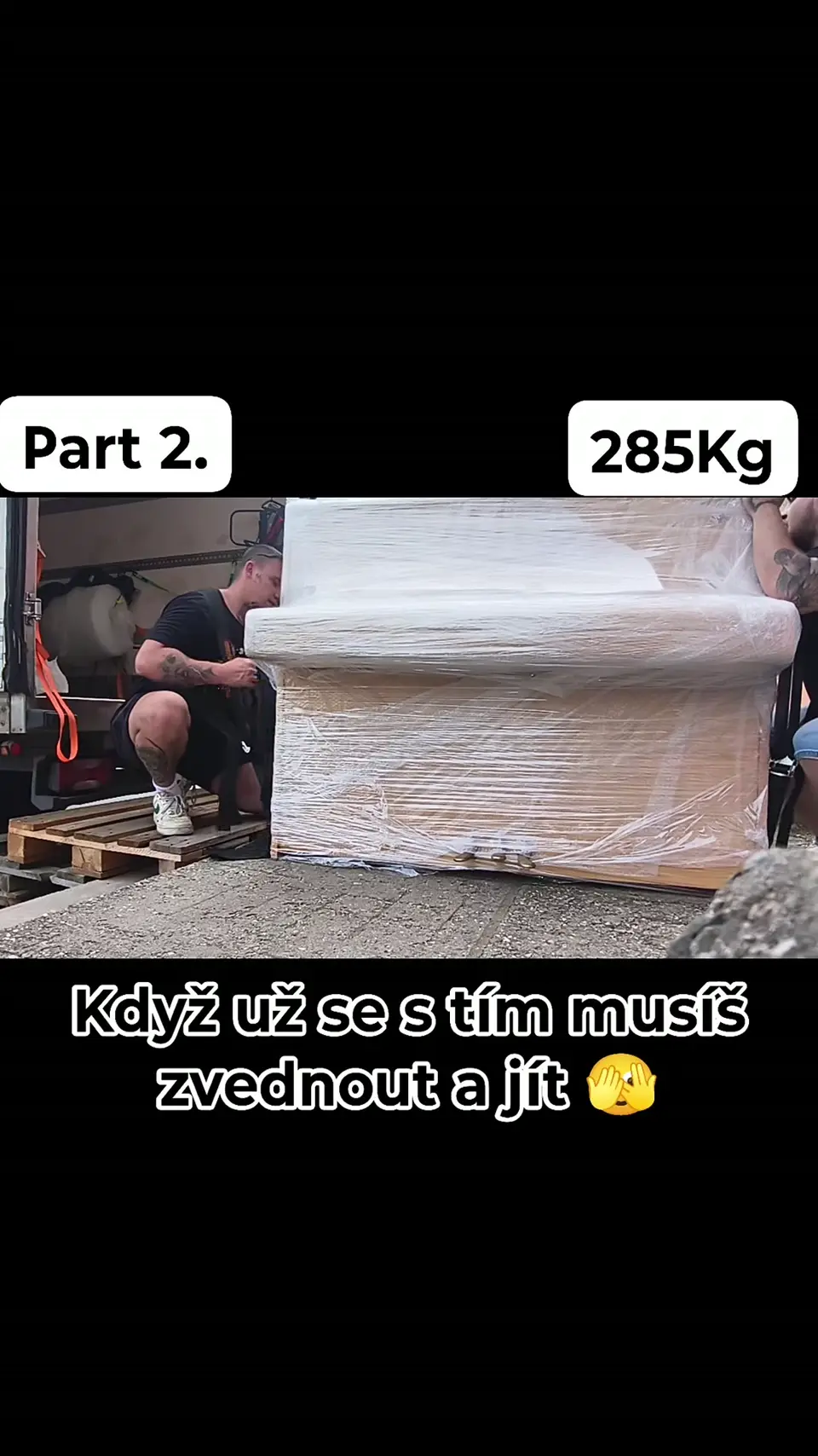 Náhled videa: dva stěhováci vynášejí těžkou skříň do patra