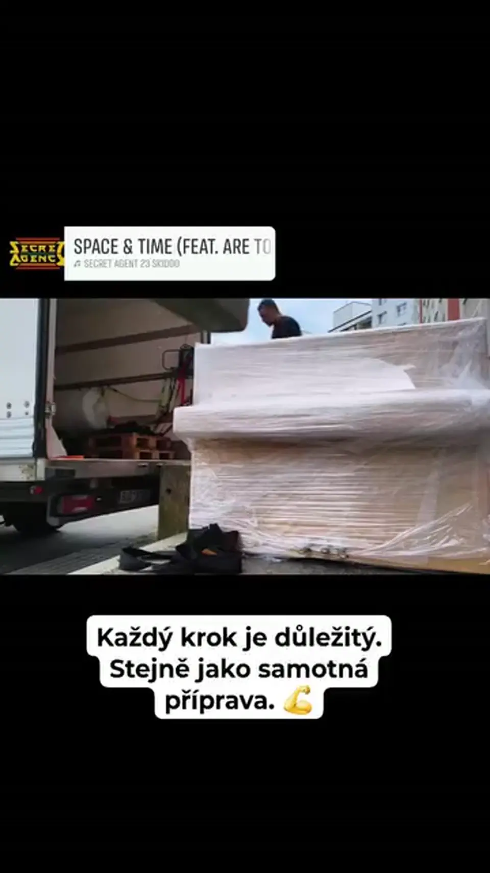 Náhled videa: nakládka těžkého břemene rampou do stěhovacího vozu