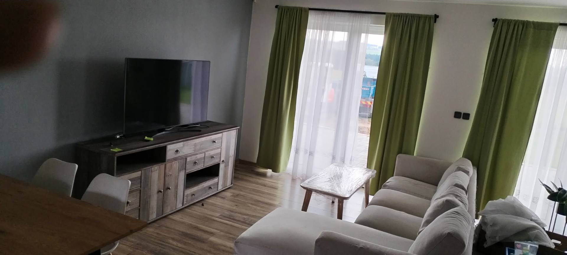 Uklizený obývací pokoj po předání dokončené realizace